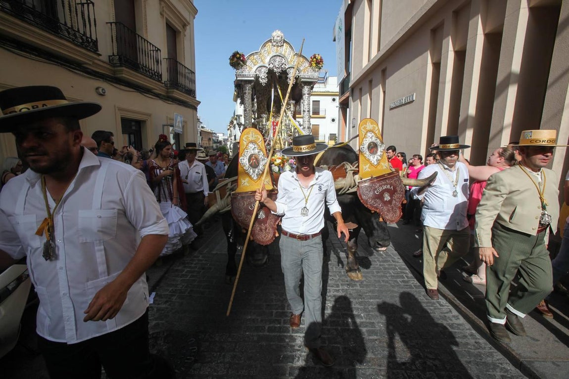 La salida de la Hermandad del Rocío de Córdoba, en imágenes