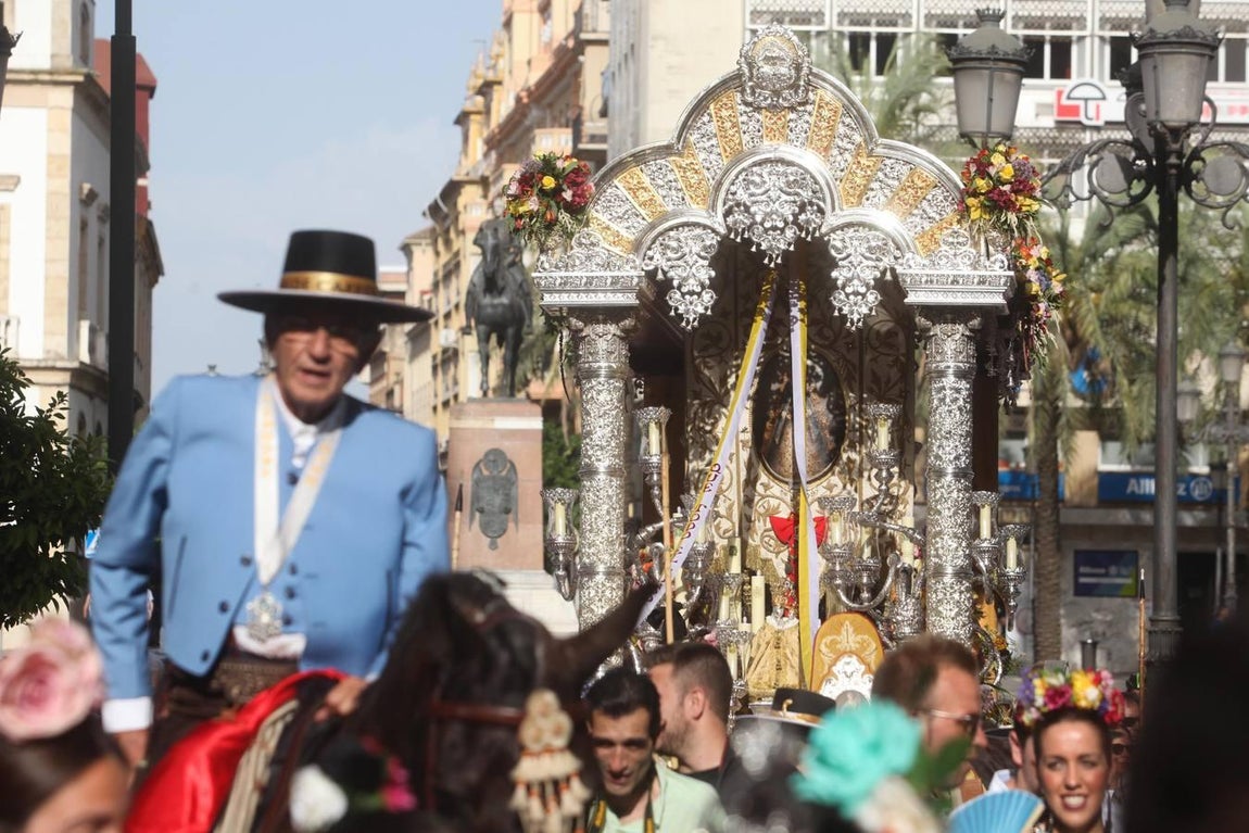 La salida de la Hermandad del Rocío de Córdoba, en imágenes