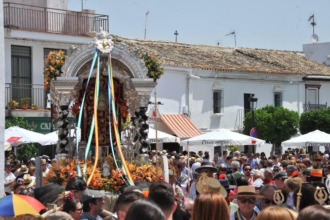Hermandad de Gelves llegando a la plaza de España de Villamanrique