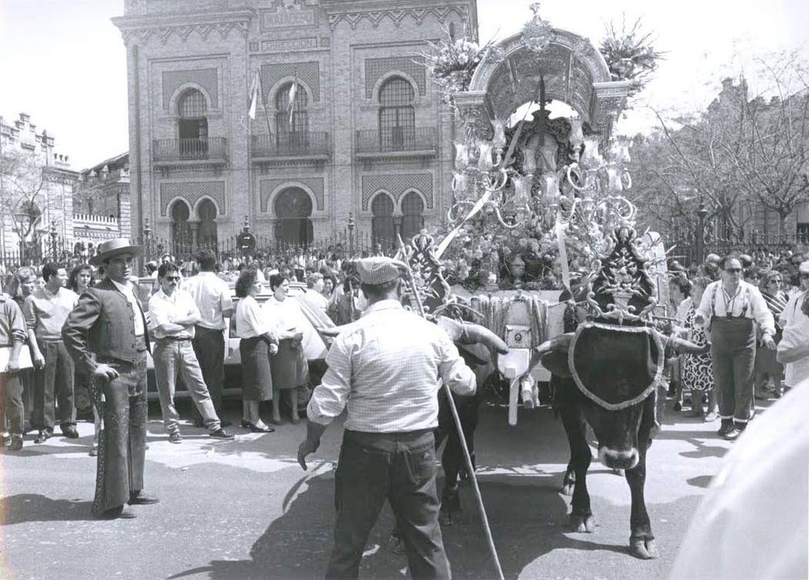 La hermandad del Cerro del Águila en 1989 por el Matadero