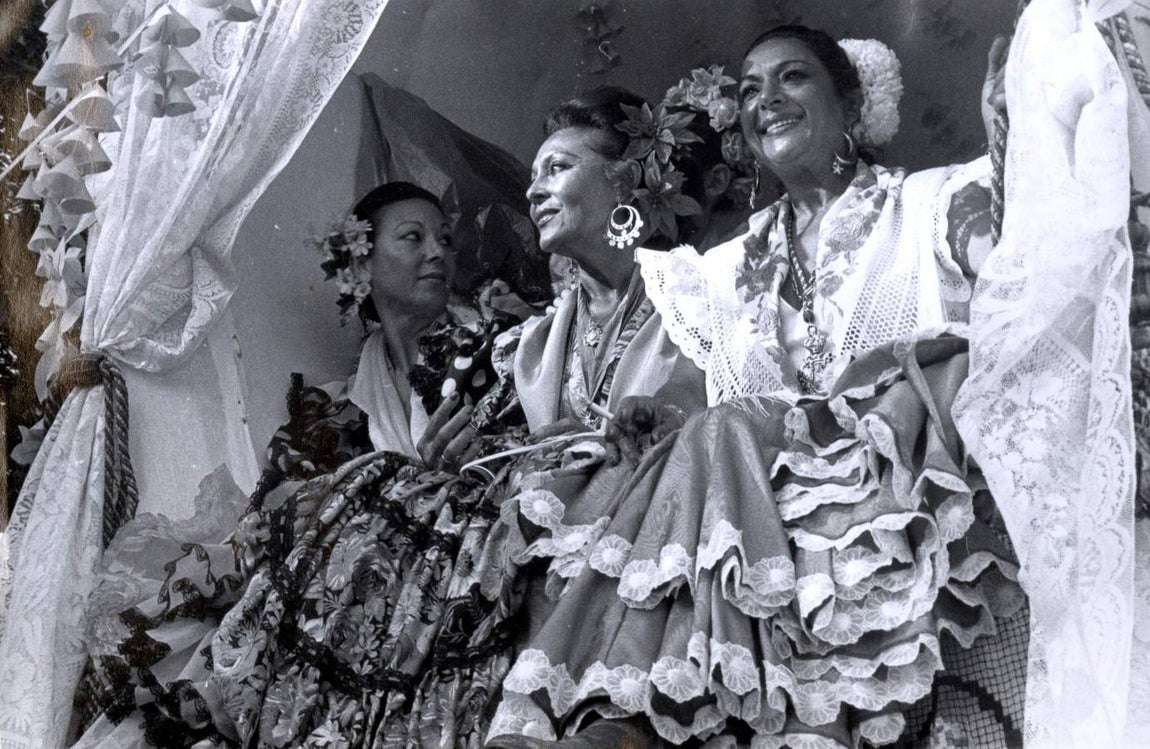 Paquita Rico junto a Lola Flores hacen el camino con la hermandad de Triana