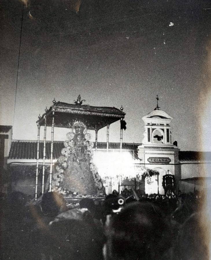 Procesión de la Virgen del Rocío por las calles de la aldea en 1986
