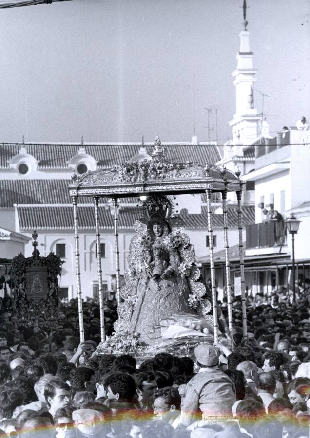La Virgen del Rocío procesiona por las calles de la aldea almonteña en 1989
