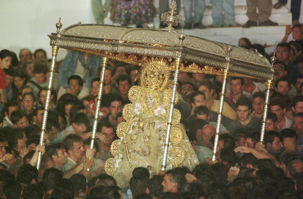 Salida de la Virgen del Rocío en el año 2000