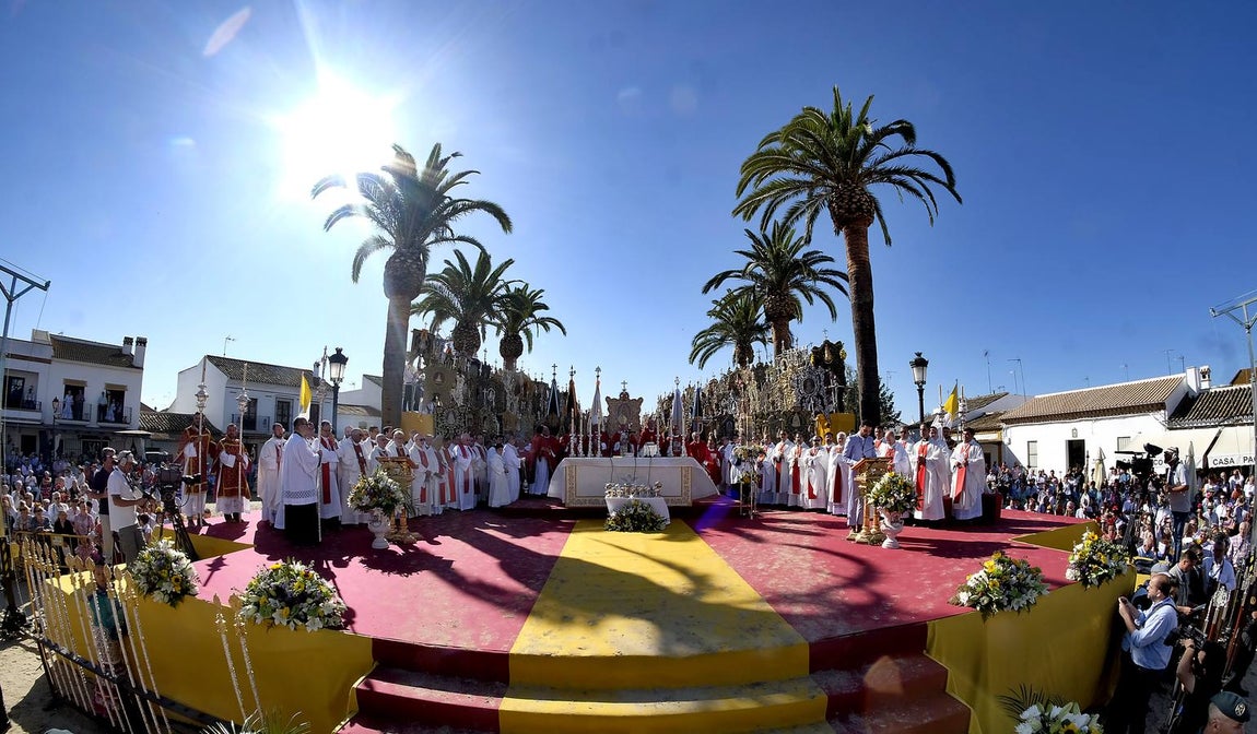La Misa Pontifical en El Rocío, en imágenes