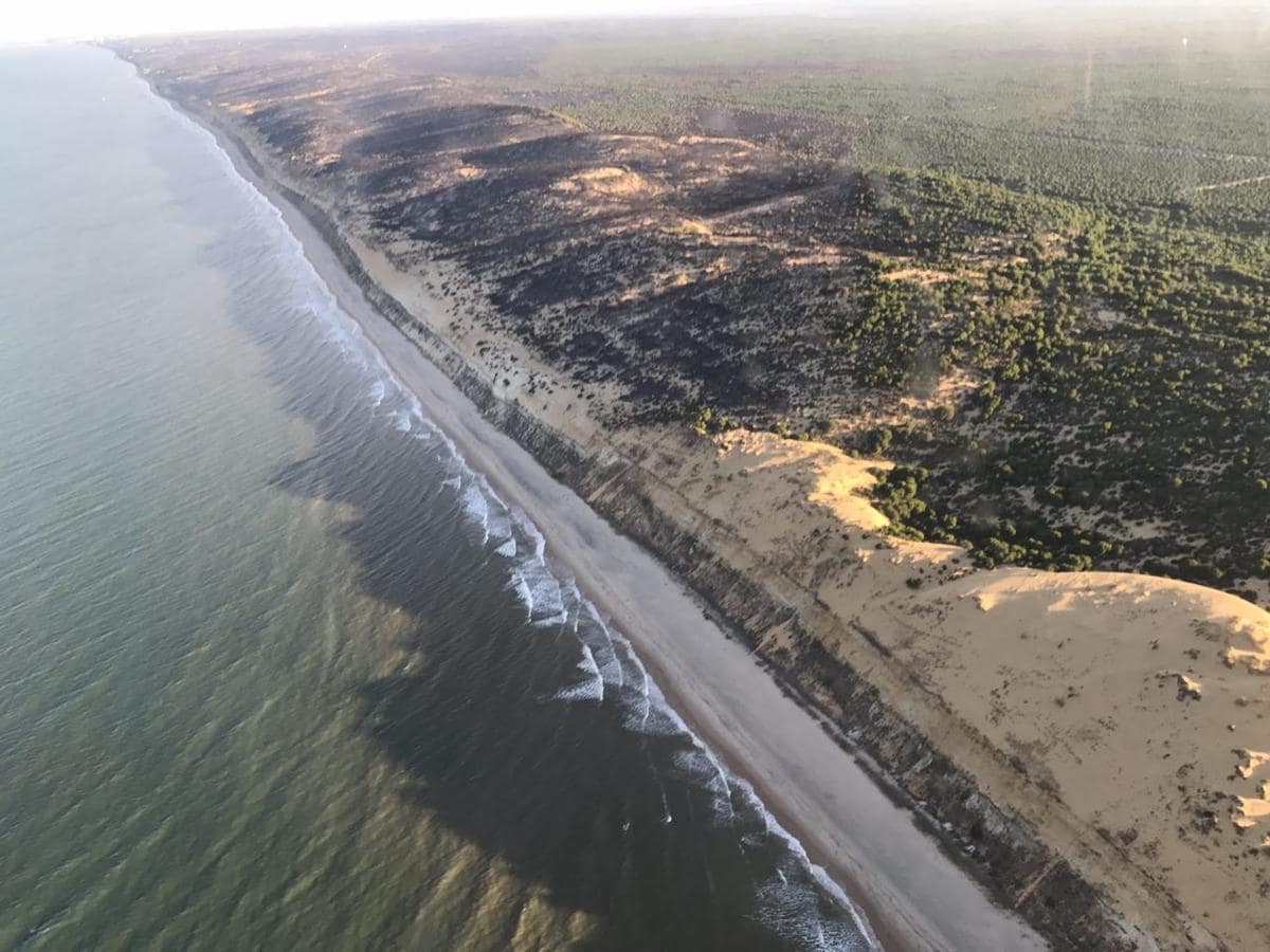 Fotografía aéreas del incendio que ha afectado al perímetro del Parque Nacional de Doñana, entre las localidades de Mazagón y Matalascañas