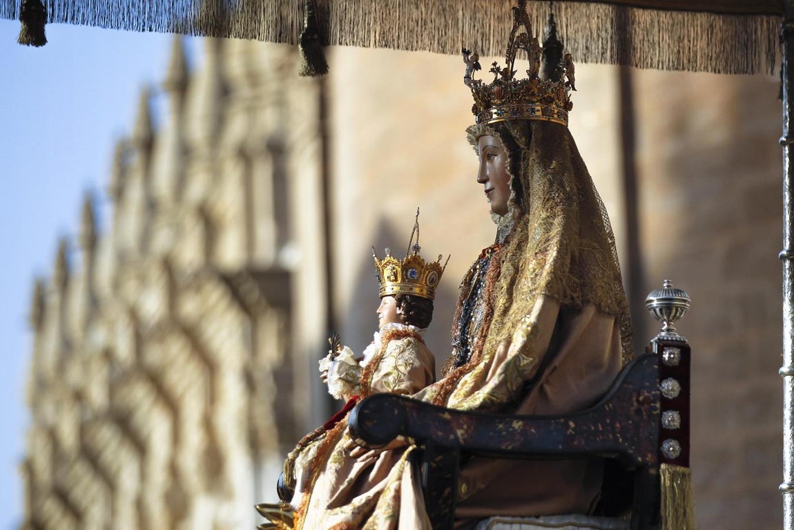 Calurosa bienvenida a la Virgen de los Reyes