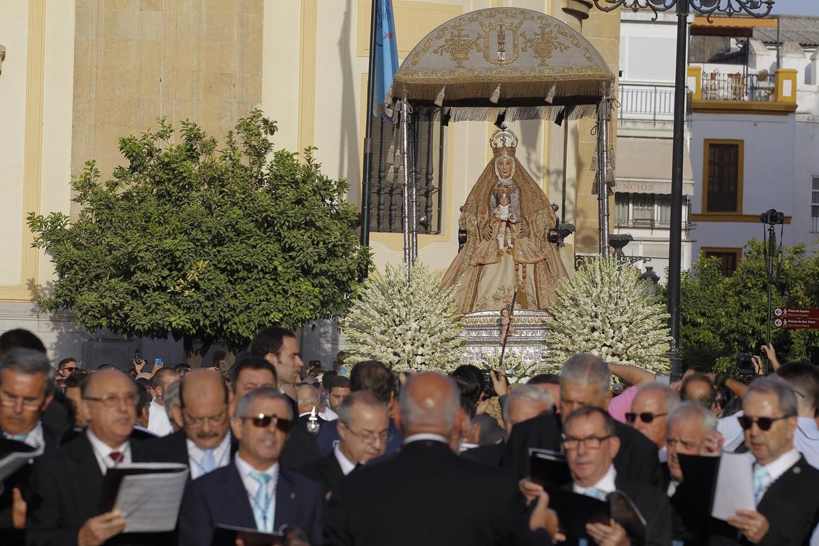 Calurosa bienvenida a la Virgen de los Reyes