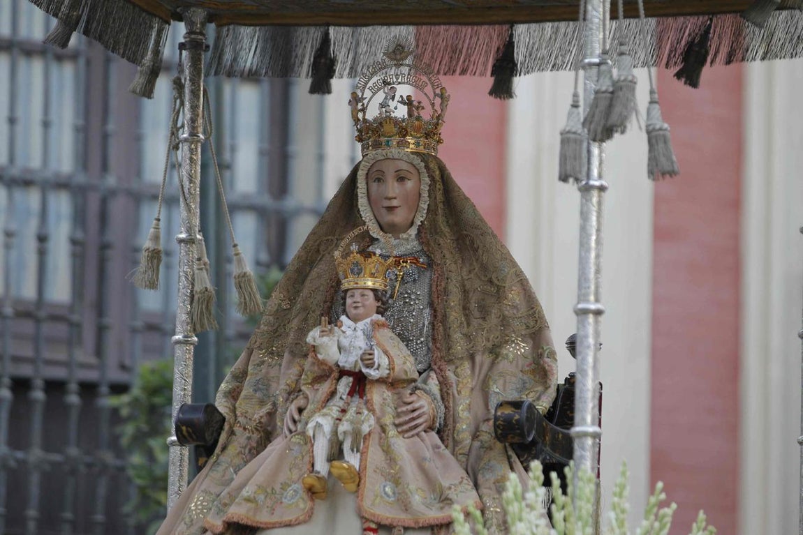 Calurosa bienvenida a la Virgen de los Reyes