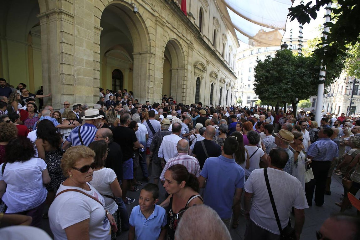 Minuto de silencio por el atentado de Barcelona en Sevilla