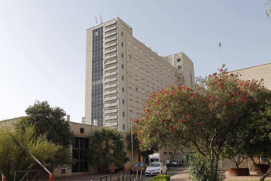 En imágenes: Muere aplastada por un ascensor en Valme