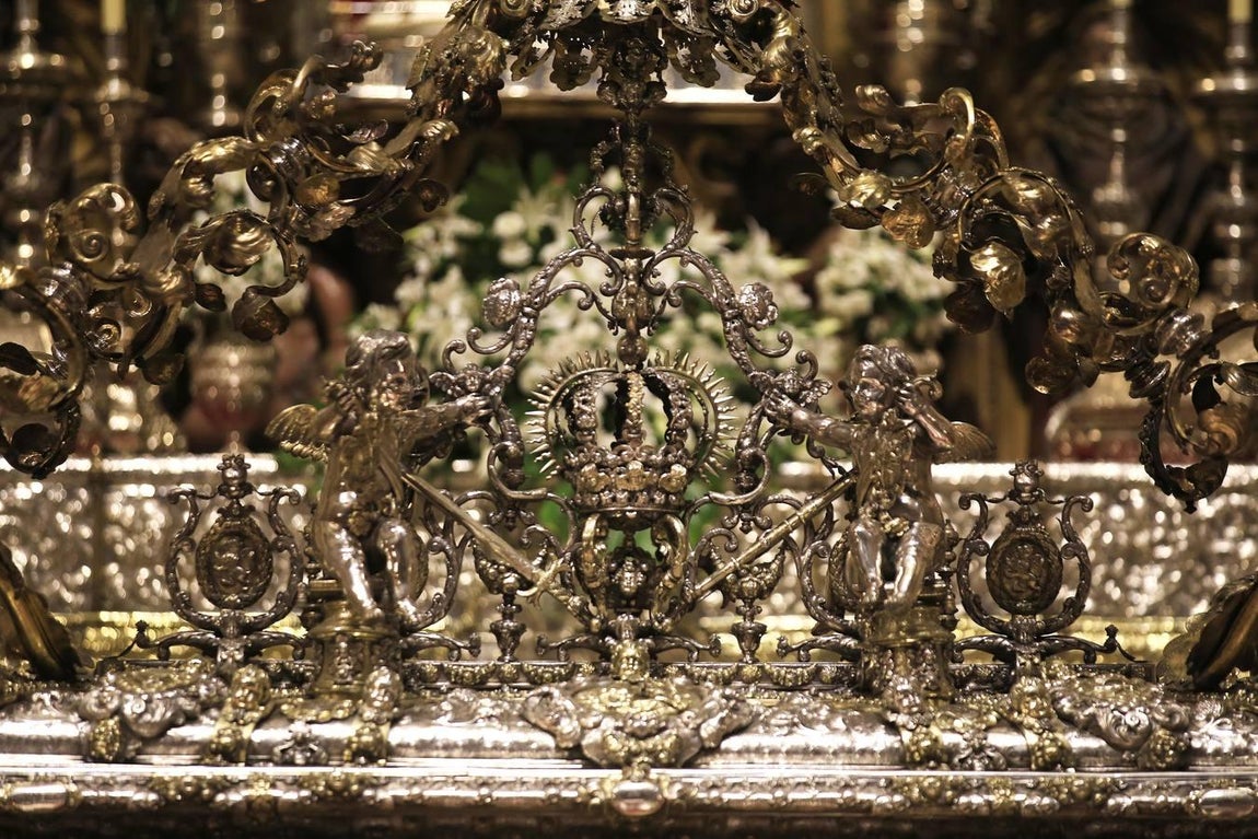 Cientos de sevillanos muestran sus respetos al Rey Santo