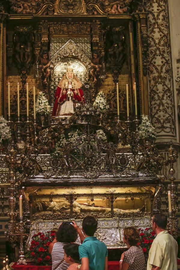 Cientos de sevillanos muestran sus respetos al Rey Santo