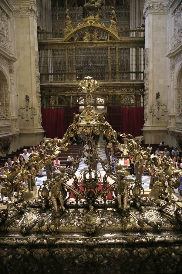 Cientos de sevillanos muestran sus respetos al Rey Santo