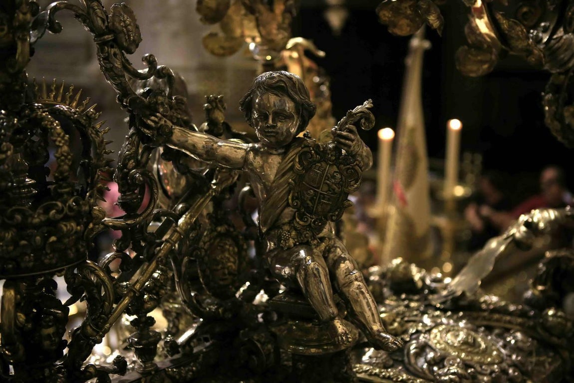 Cientos de sevillanos muestran sus respetos al Rey Santo