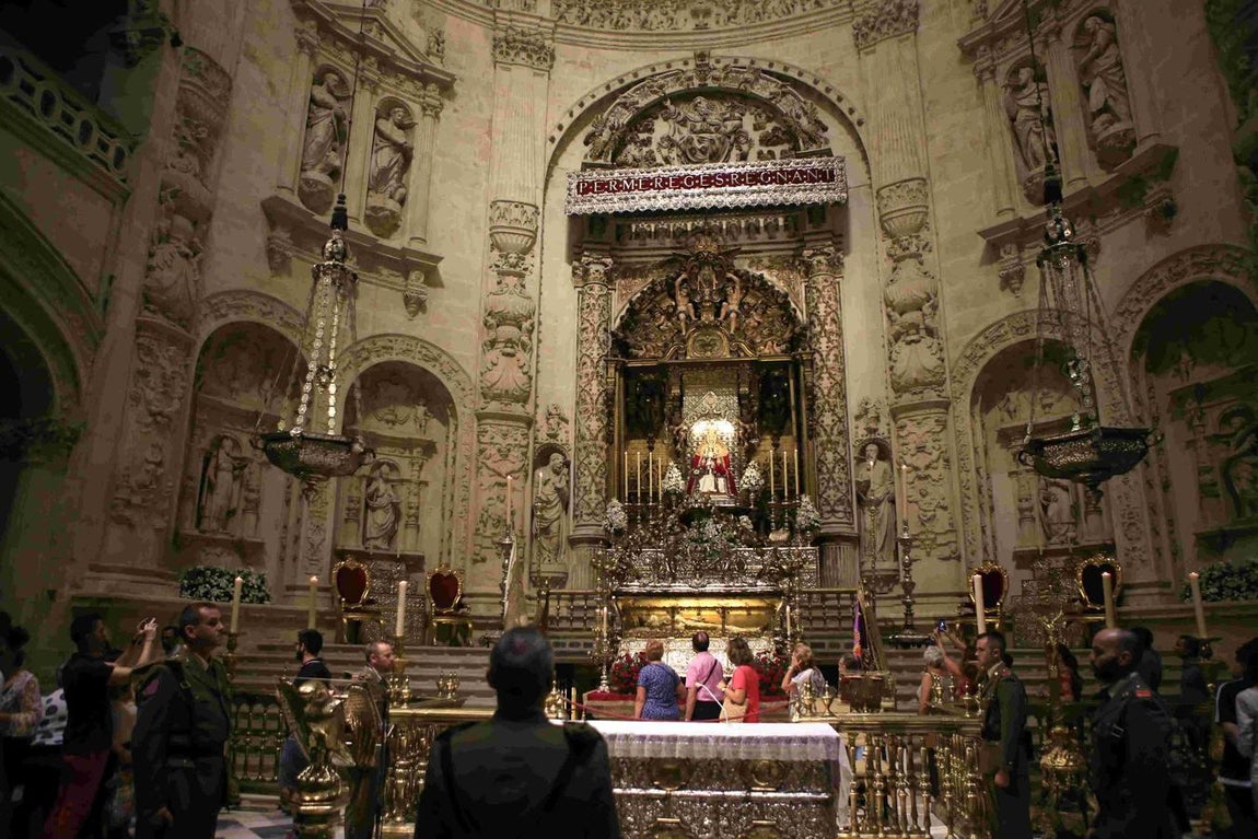 Cientos de sevillanos muestran sus respetos al Rey Santo