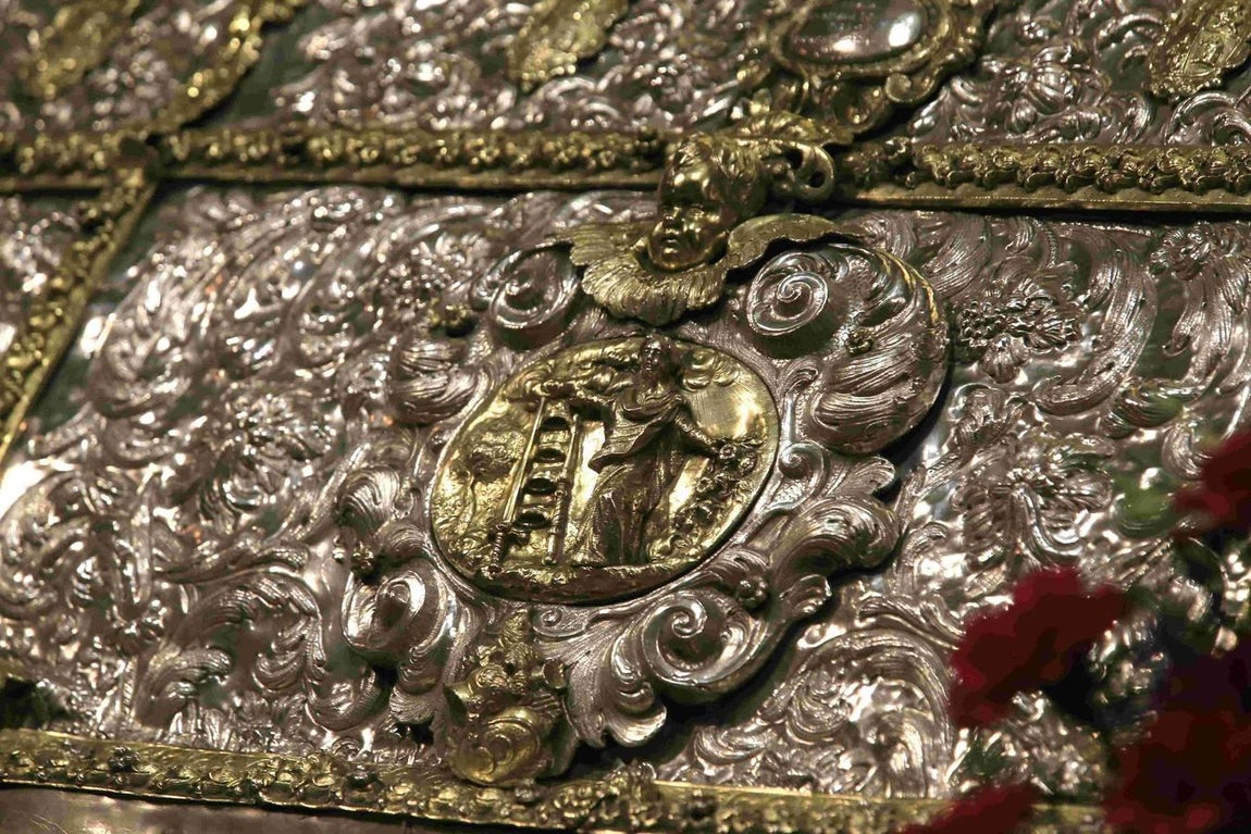 Cientos de sevillanos muestran sus respetos al Rey Santo