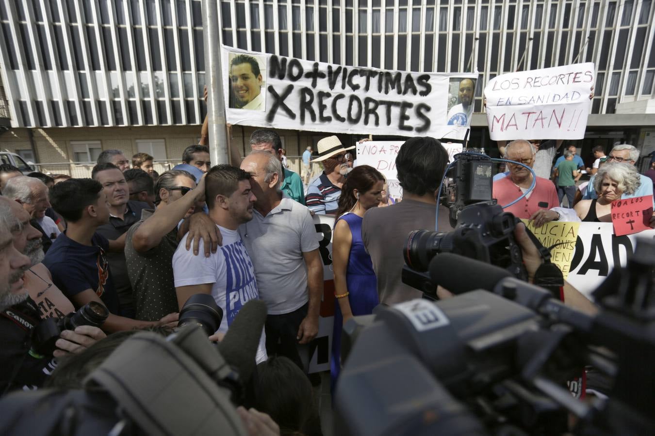 Concentración por la muerte de la joven en Valme