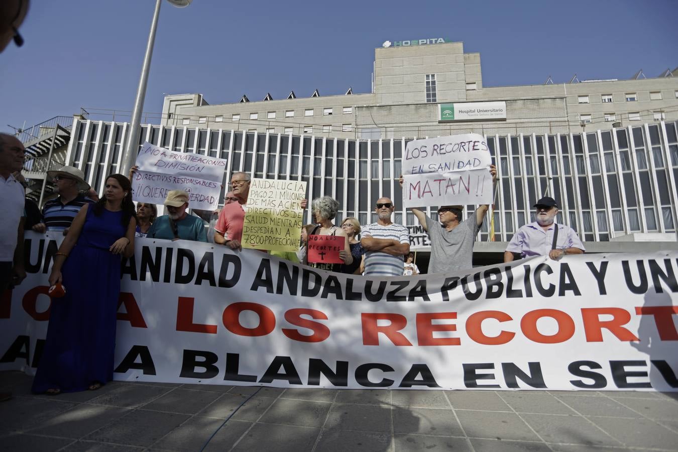 Concentración por la muerte de la joven en Valme