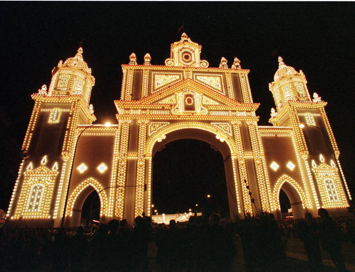 Portada de la Feria de Abril de 2001. La portada de este año estuvo inspirada en el Monasterio de Santa María de las Cuevas
