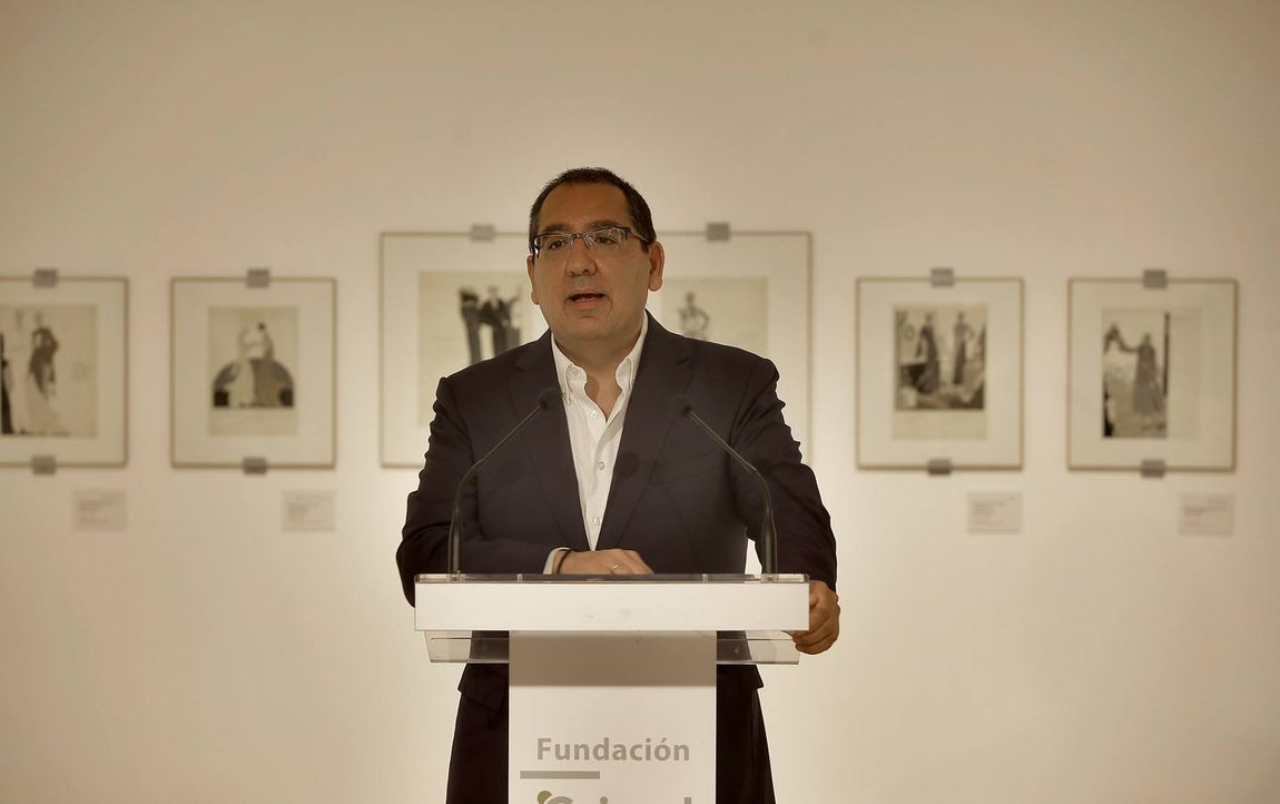 La muestra presenta piezas procedentes del Museo ABC y que están reunidas bajo el epígrafe «Crónicas de París»