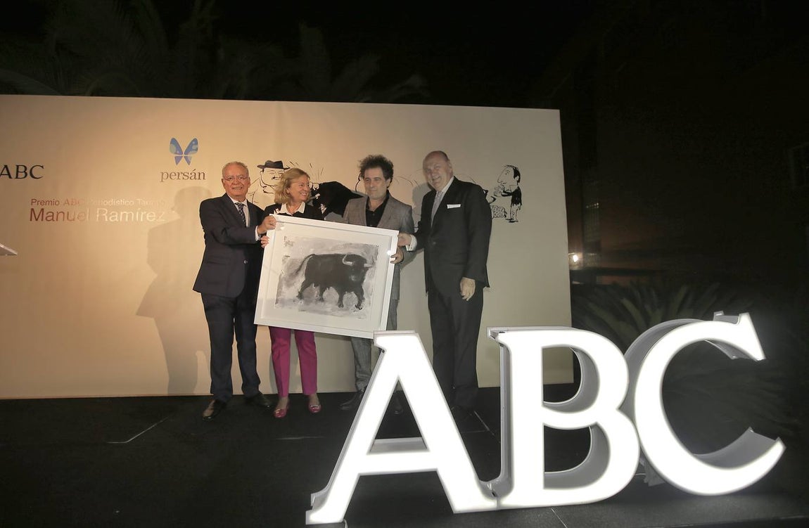 Andrés Calamaro recibe el premio periodístico taurino junto a la presidenta -edictora de ABC, Catalina Luca de Tena, el presidente de Persán, José Moya y el director de ABC de Sevilla Álvaro Ybarra