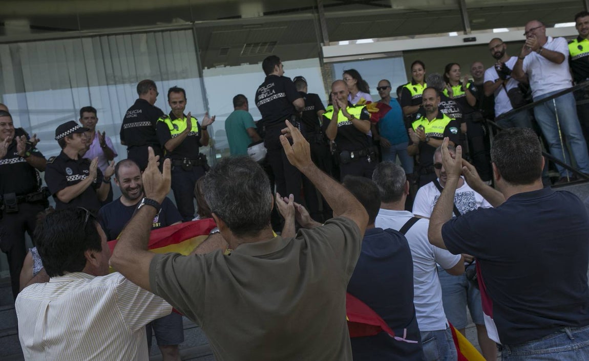 La Policía Local muestra su apoyo a las fuerzas de seguridad del Estado