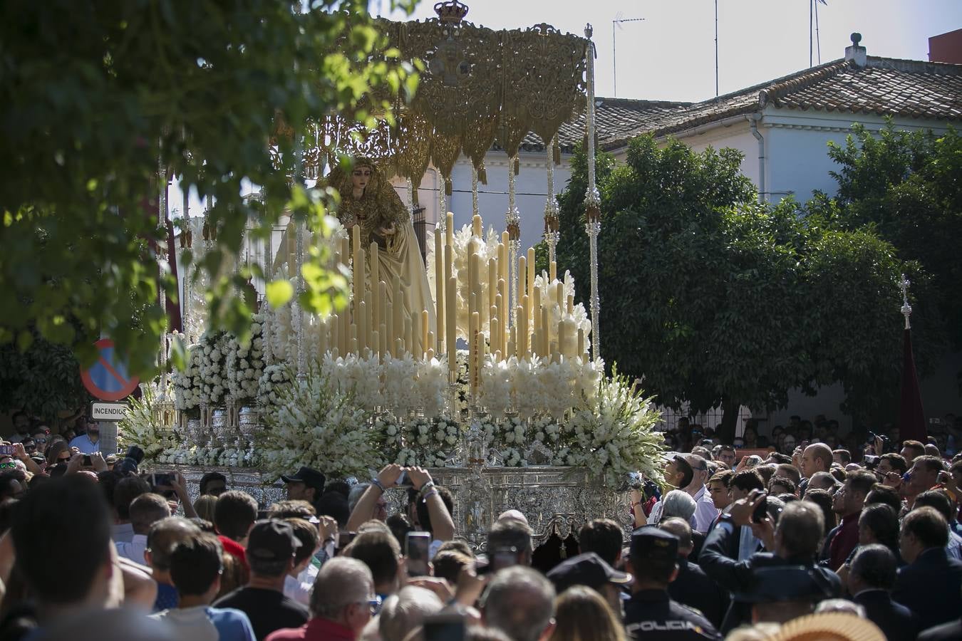 El recorrido de la Virgen de la Salud por el Barrio León, en imágenes