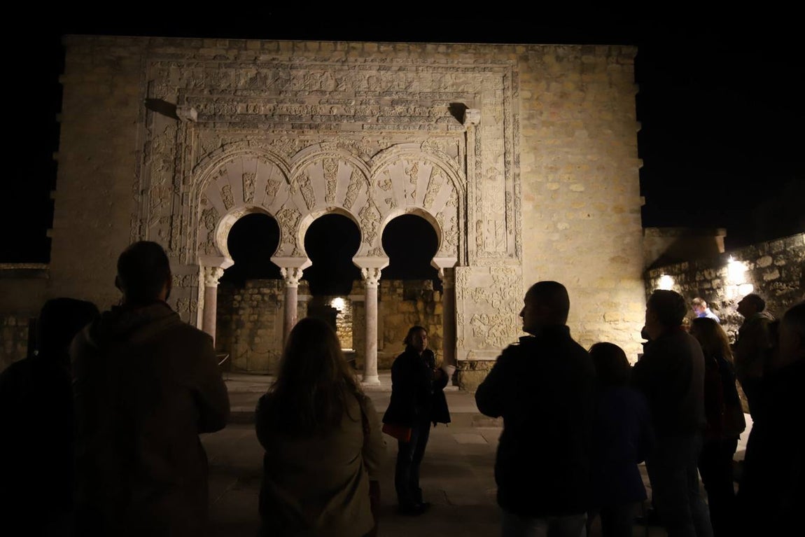 La primera visita nocturna a Medina Azahara, en imágenes