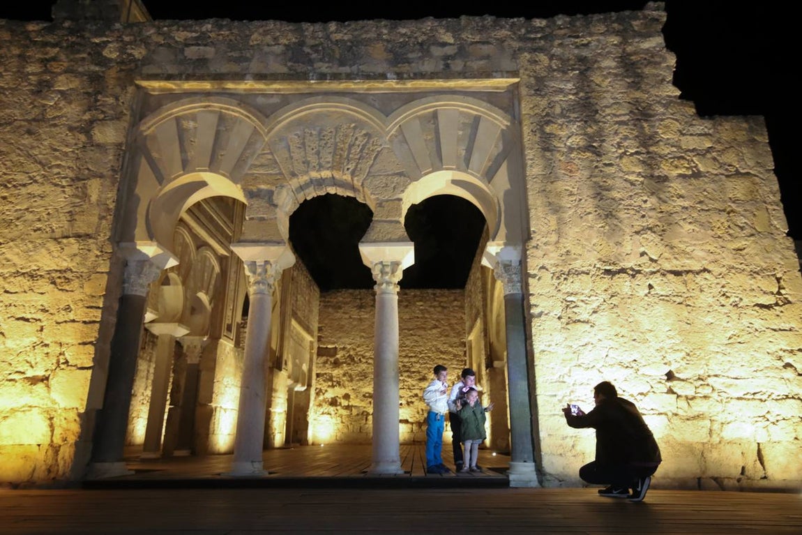 La primera visita nocturna a Medina Azahara, en imágenes