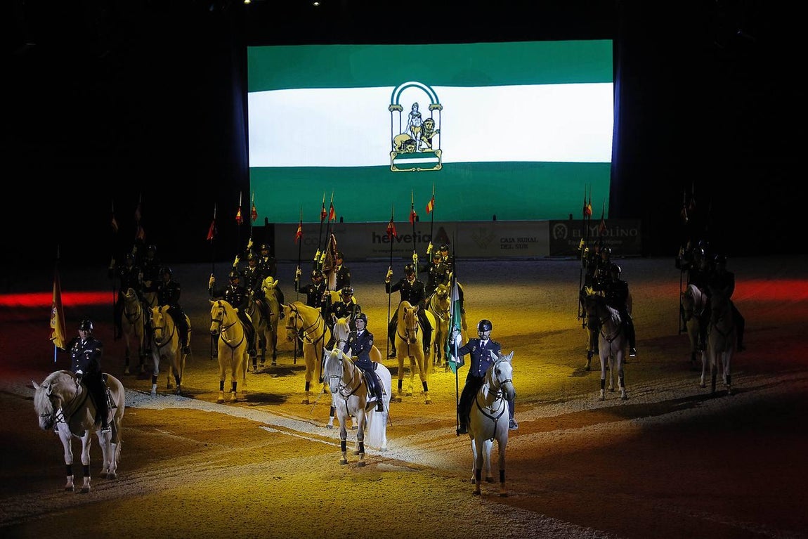 Sicab rinde homenaje a la Policía Nacional y la Guardia Civil con su espectáculo ecuestre
