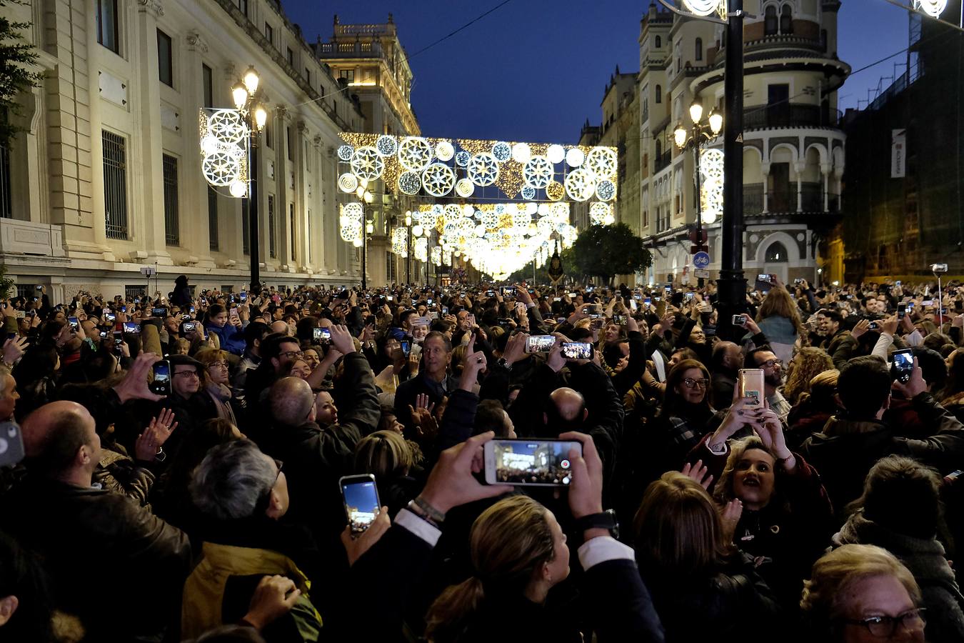 El alumbrado de la iluminación navideña de Sevilla, en imágenes