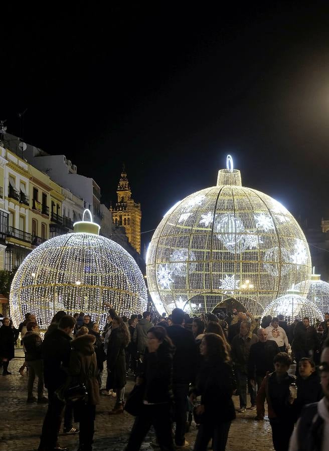 El alumbrado de la iluminación navideña de Sevilla, en imágenes