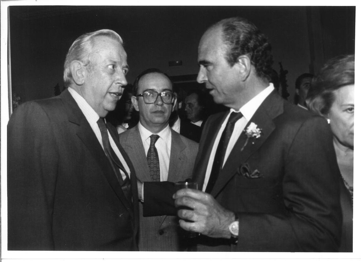 Con el presidente del Santander, Emilio Botín, en presencia del alcalde Manuel del Valle