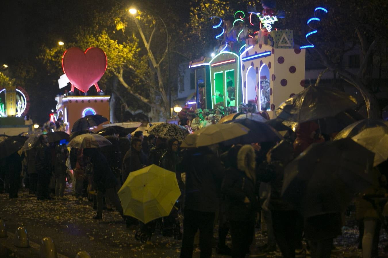 Fotogalería: Ilusión y caramelos en Sevilla