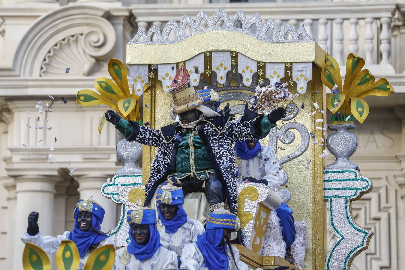 Fotogalería: Ilusión y caramelos en Sevilla