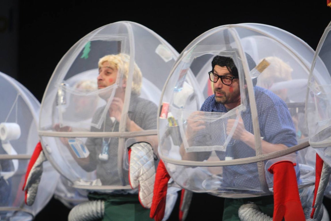 Carnaval de Cádiz: Así fue la actuación de la chirigota «Los que van a su bola»