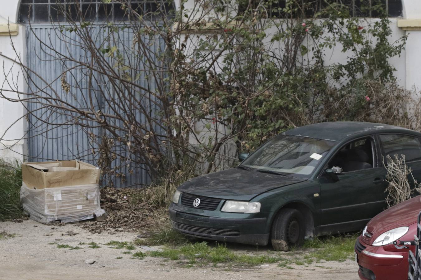 El interior del recinto que habitan okupas en Nervión