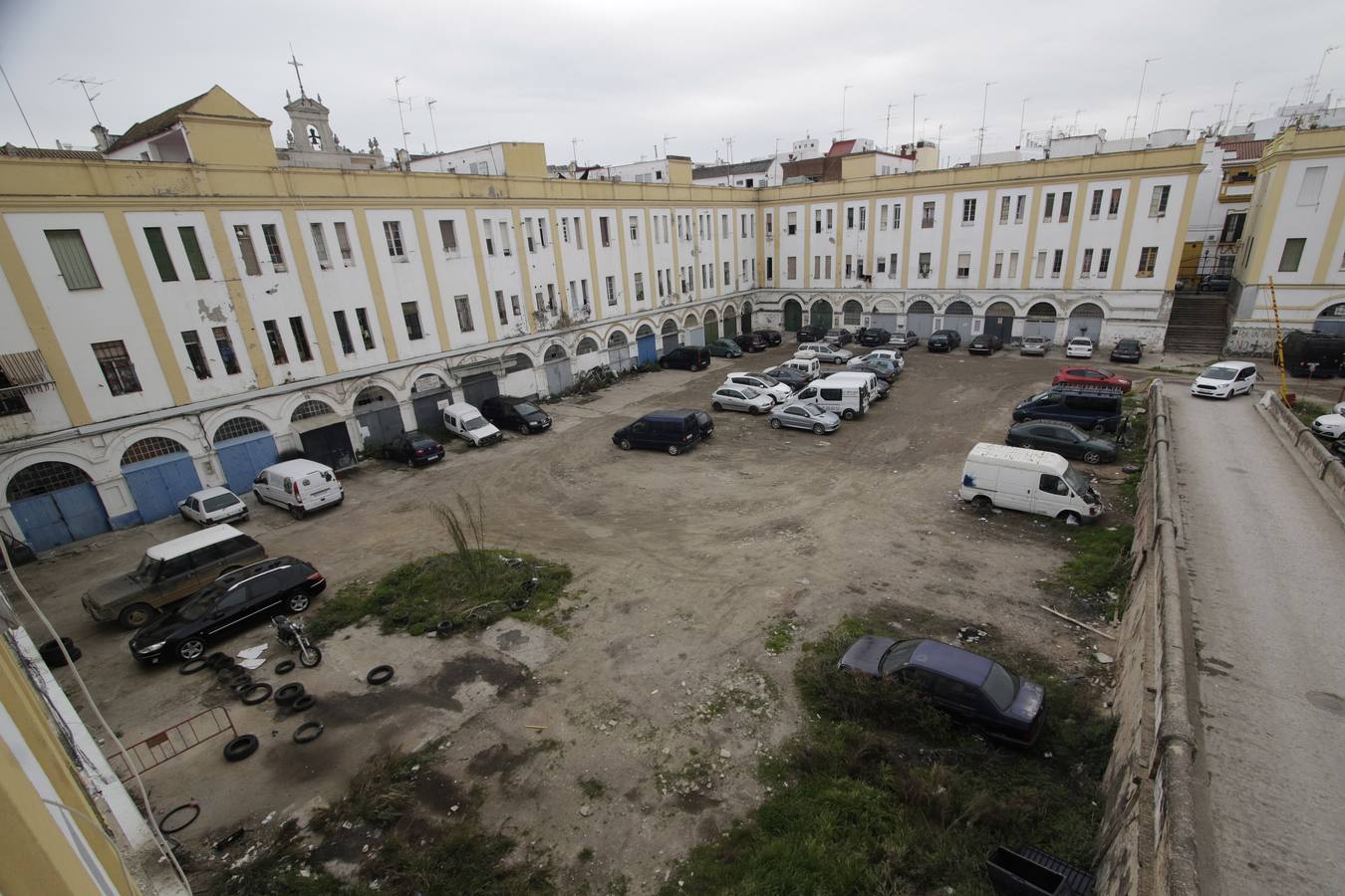 El interior del recinto que habitan okupas en Nervión