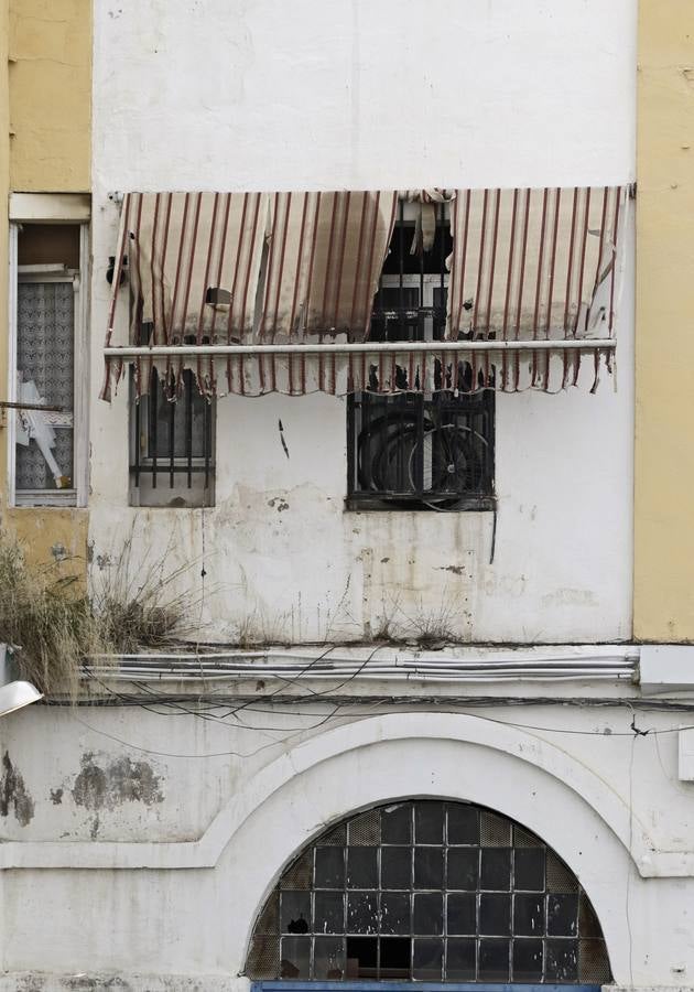 El interior del recinto que habitan okupas en Nervión