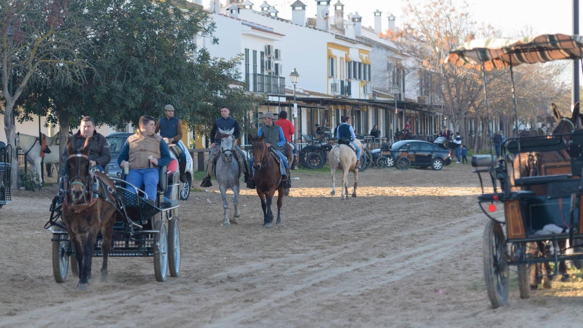 Sol, caballos y buen ambiente en El Rocío