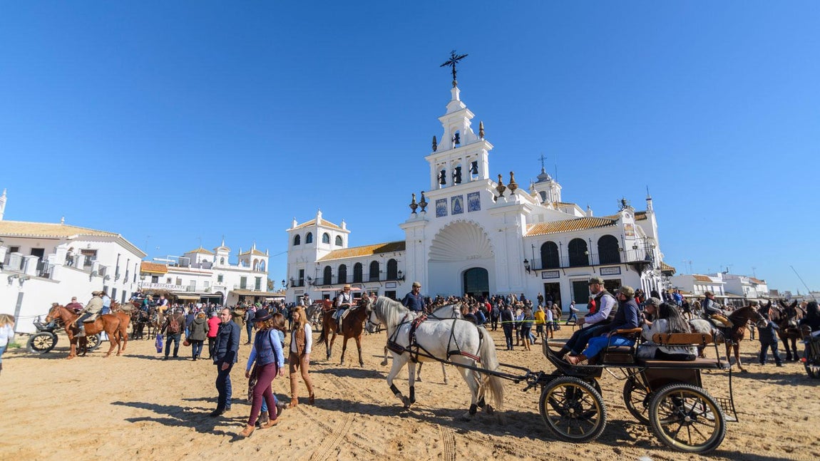 Sol, caballos y buen ambiente en El Rocío