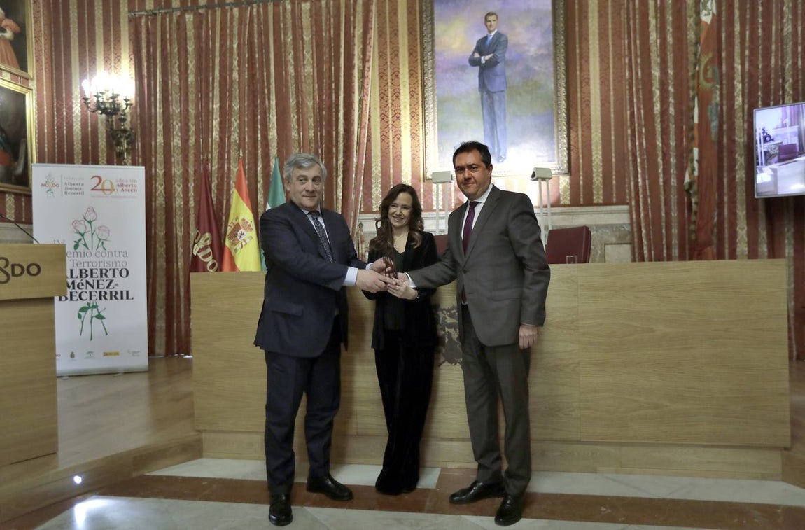 Entrega del premio Jiménez-Becerril a Antonio Tajani