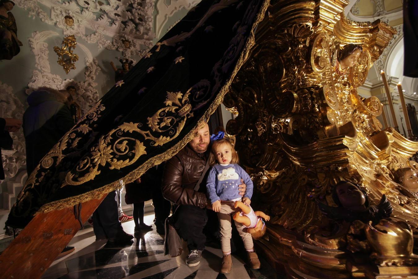 En imágenes, los niños bajo el manto de la Virgen de los Dolores
