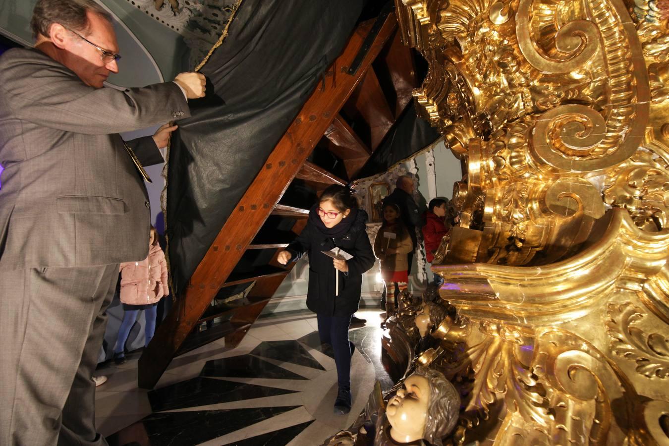 En imágenes, los niños bajo el manto de la Virgen de los Dolores