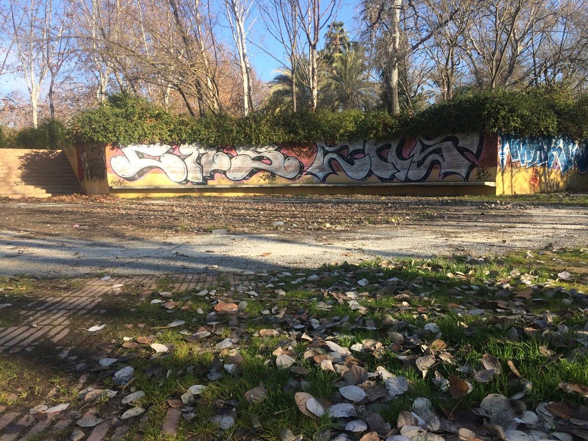 Suciedad, desperfectos, basura... y una guardería okupa en la Cartuja