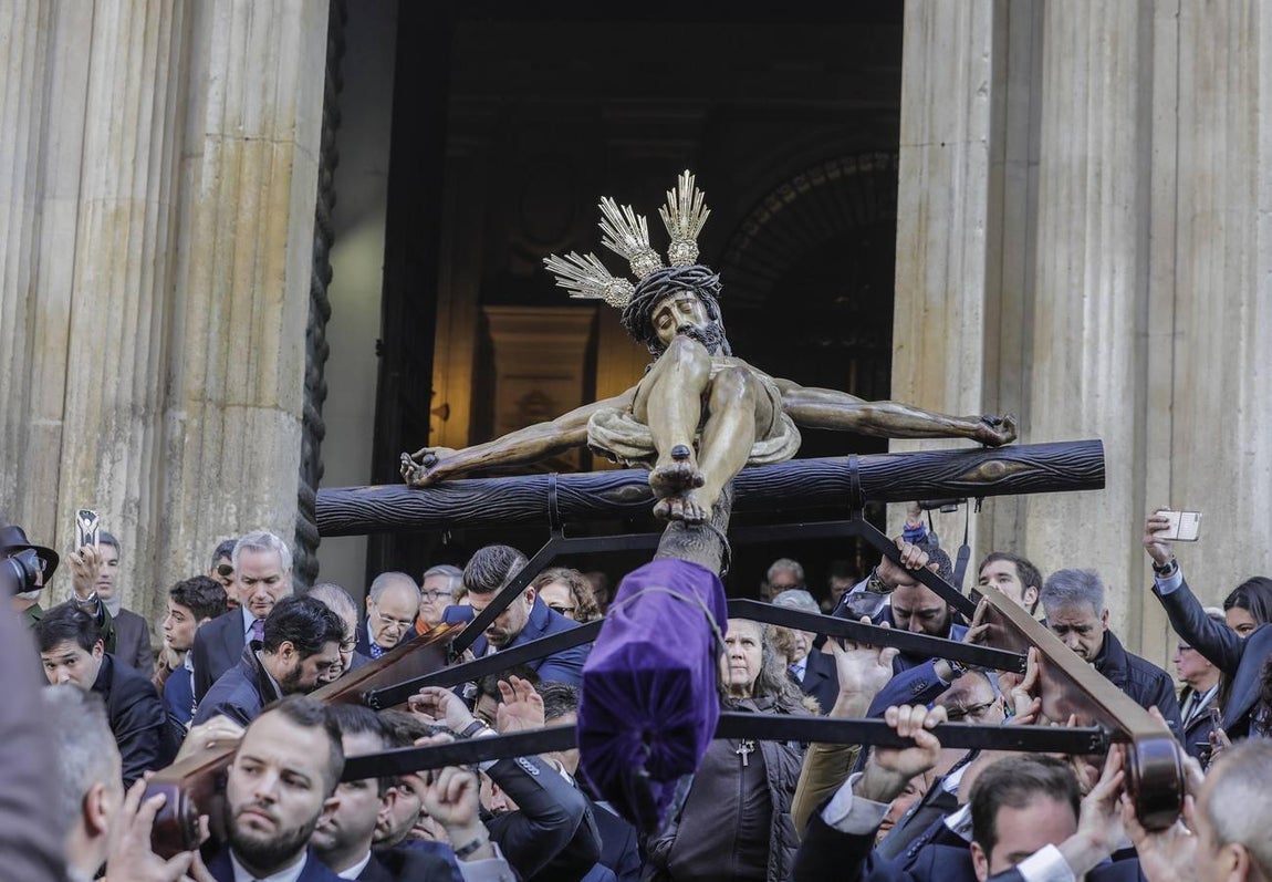 El Vía Crucis del Cristo de la Salud de La Carretería, en imágenes