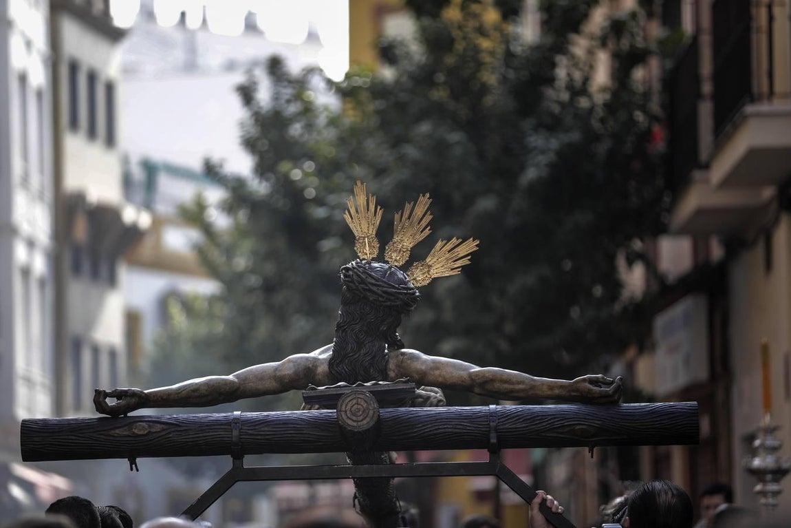El Vía Crucis del Cristo de la Salud de La Carretería, en imágenes