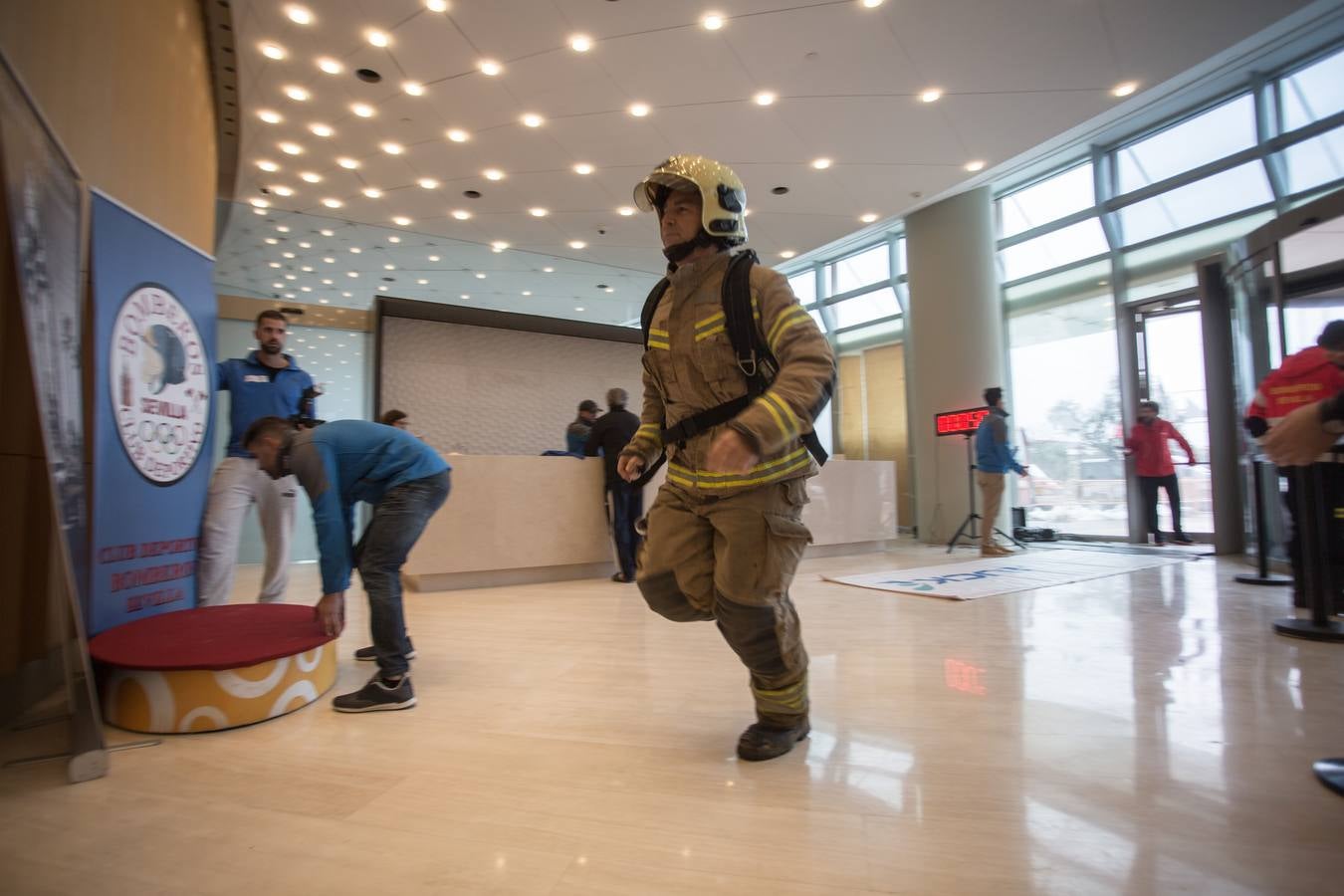 La cronoescalada de los bomberos en Torre Sevilla, en imágenes