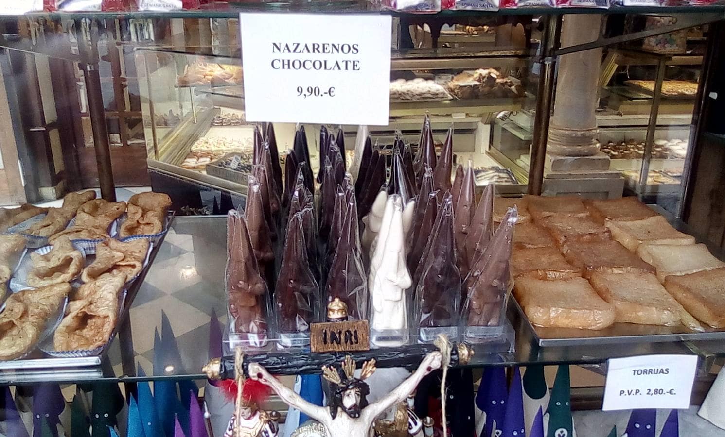 Nazarenos de chocolate, pestiños y torrijas en la pastelería de la Campana